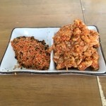 食い味の道有楽 - トッピングの辛味は自家製七味と辛肉味噌の二種