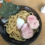 食い味の道有楽 - 道有楽つけ麺の麺、海苔・チャーシュー二枚・温玉がのる