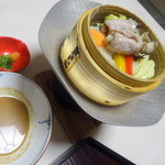 皆美館 - 夕食、春野菜と奥出雲豚舞茸巻のセイロ蒸し