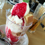ワンルームカフェ - さくらアイスとチーズケーキのパフェ
