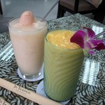 Jim Thompson  - ライチ＆ジンジャー（左）マンゴー＆ヨーグルトスムージー