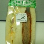 新橋ベーカリー - メンチカツサンド 260円の半額