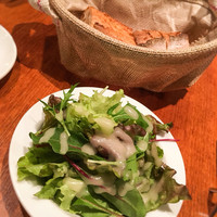ビストロ ヴィヴィエンヌ - サラダ、パン