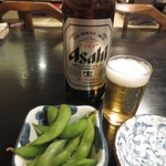 三松会館 - 大瓶ビール(640円)と枝豆