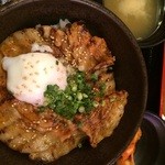 北海道マルハ酒場 - もち豚カルビ丼温玉トッピング