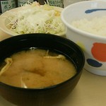 Matsuya - もちろん、定食なのでこの３品は付いてます。あきたこまちのコシヒカリは炊き上げてから時間があるみたいな感じ。