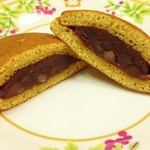 飯野屋製菓 - 「黒糖どら焼き」をカットしたところ