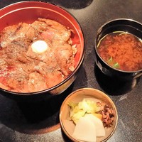 赤坂 津つ井 総本店 - （2016年5月）名物ビフテキ丼、自家製お新香・赤出し