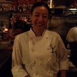 カウンターに座ると秋元さくらシェフが笑顔でお出迎え