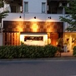 JR目黒駅西口から恵比寿駅方面へ３，４分ほどのところにあった。