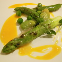両忘 - 季節野菜（アスパラガス，ソラマメ，グリーンピース，インゲン）のラルド添え