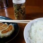 中華そば 吾衛門 - 餃子350円、ライス150円