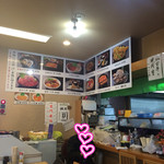 Osakanapurojekuto - 店内。メニュー写真。お店のおばあちゃんが座ってました。忙しくなったら動くのかと。