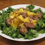 ベトナム料理 オーセンティック - パイナップルと牛肉の炒め、青マンゴー入り香菜&芽春菊添え