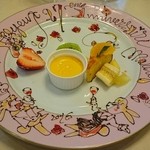 ドゥ・ラパン - メッセージつきデザート。何回目か書いてある♪それと店名のドゥラパン。