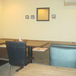 Cafe Cachette - 店内奥にあるテーブル席です。