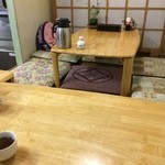 さかな屋さん - 小上がりにテーブル2つ、相席あり