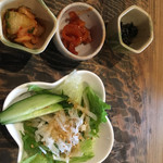韓国家庭料理 青山 - 白菜キムチ   イカ  韓国海苔   韓国風ドレッシングサラダ