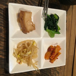韓国家庭料理 青山 - 小松菜   大根キムチ   豆モヤシ   厚揚げ