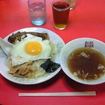 きりん飯店 - 中華丼とウーロン茶