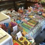 西村甘泉堂 - 店内には駄菓子も売られていました。全部安いっ(ﾟдﾟ)！