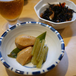 手前 ふきと里芋煮合せ ¥300 奥 ひじきの煮物 ¥300