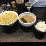 大阪大勝軒 - つけ麺（並）とごはん（麦っぽいのが入っています！）