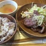 まる豚 - カットステーキ定食