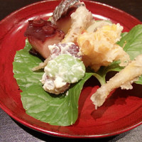 すず木 - 八寸(ゴリ唐揚げ、鰻の加賀胡瓜巻き、鯖寿司、蛸柔らか煮、トウモロコシかき揚げ
                　車海老カラスミ和え、葡萄と空豆の白和え）(2016/5)