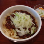 炸醤刀削麺、漬物