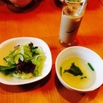 ビストロ Oeuf - アイスカフェラテ、サラダ、スープ(セット)