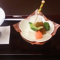 人形町今半 名古屋ミッドランドスクエア店 - 旬菜は、
                雪見豆腐(百合根・あさり・梅人参・美味出汁)
                蟹二身糝薯(酒粕チーズ・独活・ふき当座煮・菜の花昆布〆)
                京揚げと小松菜の煮浸し(糸賀喜)