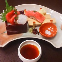人形町今半 名古屋ミッドランドスクエア店 - お造りは、ローストビーフ握り・ガリ・本日のお造り二種・妻一式・山葵・土佐醤油