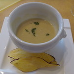 ビストロ　グラン　ソレーユ - スープ：ジャガイモのポタージュとサツマイモチップス