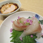小料理 すず乃 - 県産　ウマヅラカワハギ　奥側は肝醤油