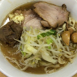 ラーメン二郎 - ラーメン 700円　麺半分・ヤサイ少なめ・ニンニク少なめ・漬けニンニクオン