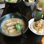 豚のらーめん 弐番手 - 2016年5月18日
      ランチセット
      サバマヨ丼ととんこつらーめん