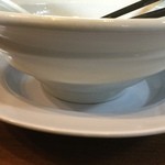 中華そば 一休 - 白いけど流行りのラッパ型では無い丼は、スープたっぷりでいいね！
