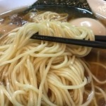 中華そば 一休 - 麺アップの奥に味玉見参！