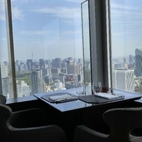 タワーズ - 隣のテーブル席の様子