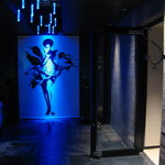 階段を下りたところにある入口