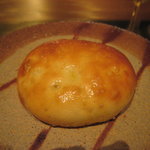 最初に出てくるオリーブオイルのパン