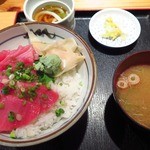 魚屋の台所 下の一色 - クロマグロの中トロ丼９００円（税込）