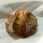 パンやきどころ RIKI - 天然酵母のマカダミアナッツとホワイトチョコ ¥230+税