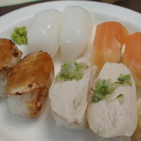 リラッサ - お寿司は4種類。
                  イカ、サーモン、豚肉と、鶏肉。