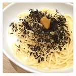 カフェ・ド・クリエ イオンタウンとよみ - 沖縄初出店のチェーンカフェのカフェドクリエがスーパーの一角にできました。
                                周りがちゃんと囲われてないので静かさは無し。
                                テーブルと椅子が簡素なものではなくソファタイプ。ここが子供が叫びまくるスーパーでなければオシャレなカフェになるのに。
                                ご乱心で頼んでしまった海苔となんとかのパスタ。これとドリンクで¥1000。
                                