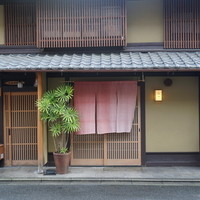 飯田 - 時間になると暖簾がかかる