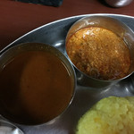 タリカロ - 左  チキンカレー
            右  キーマカレー