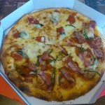 PizzaHut - マルゲリータ&デラックスのハーフ＆ハーフ(Mサイズ)です。(2016年5月)