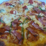 PizzaHut - マルゲリータ&デラックスのハーフ＆ハーフのアップです。(2016年5月)
